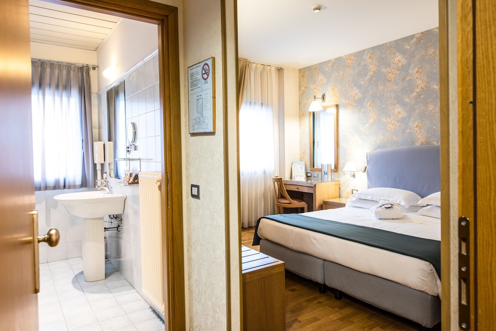 Hotel Touring Carpi 12/81