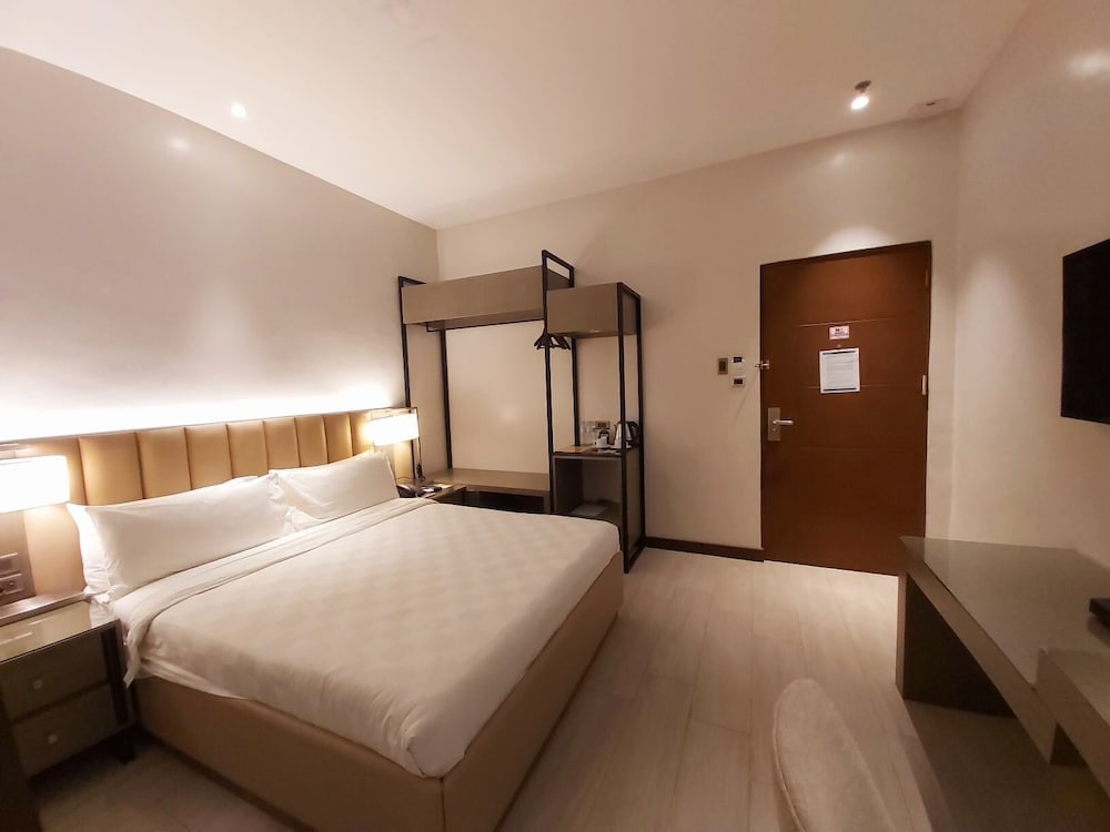 Avenue Suites Hotel 9/65