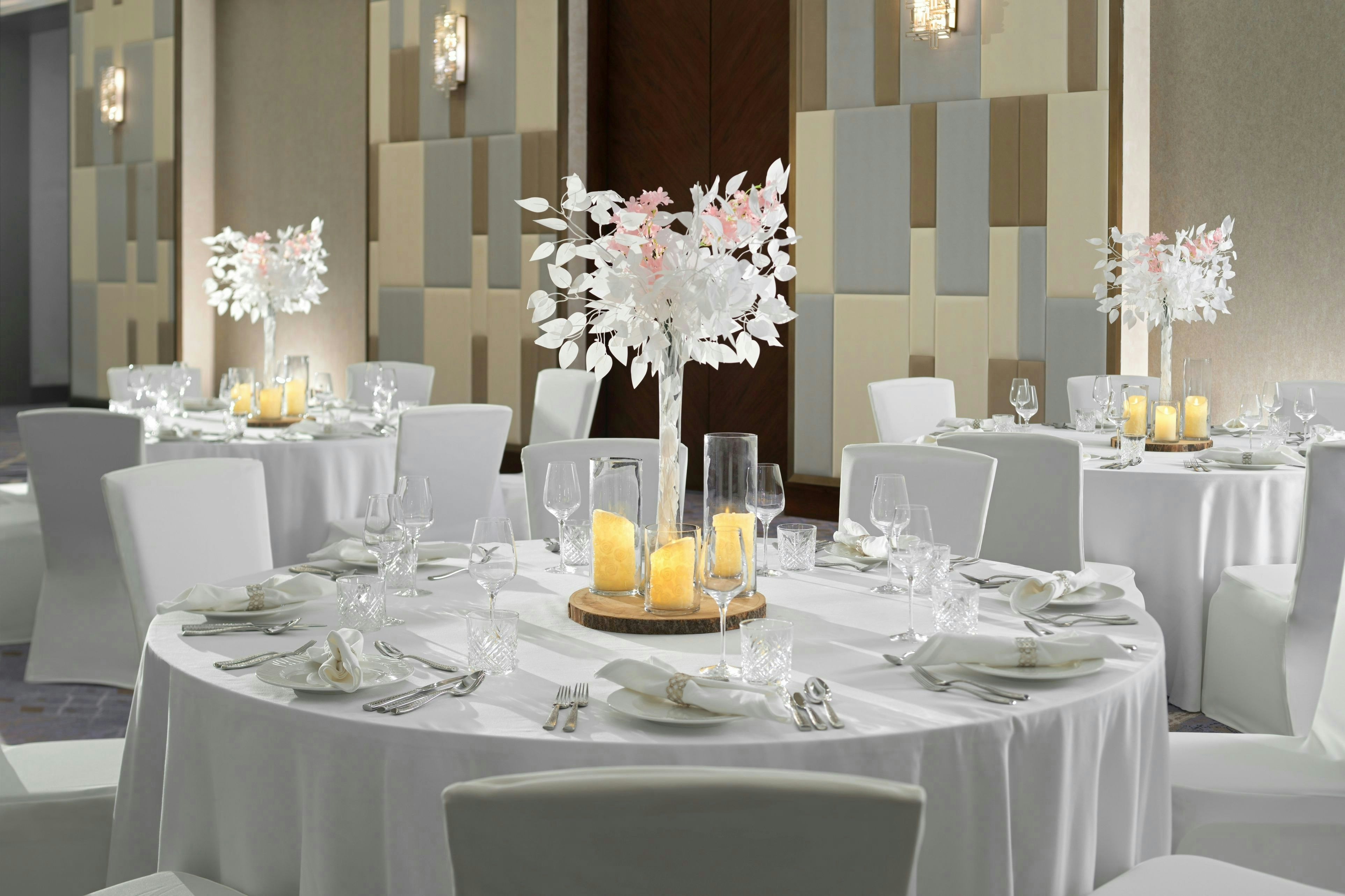 Holiday Inn Dubai Al Maktoum Airport 55/82