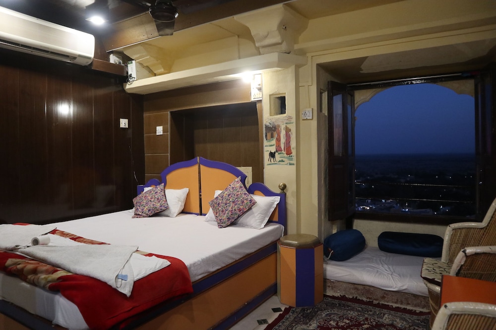 Vista Rooms at Old Royal Palace 9/38