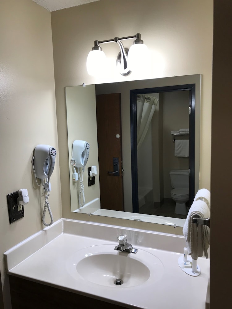 Heartland Hotel And Suites 30/62