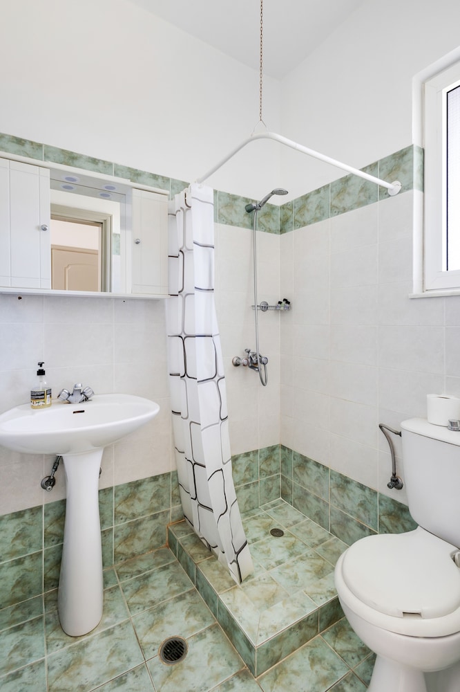 Johnhara Studios And Apartments 27/27