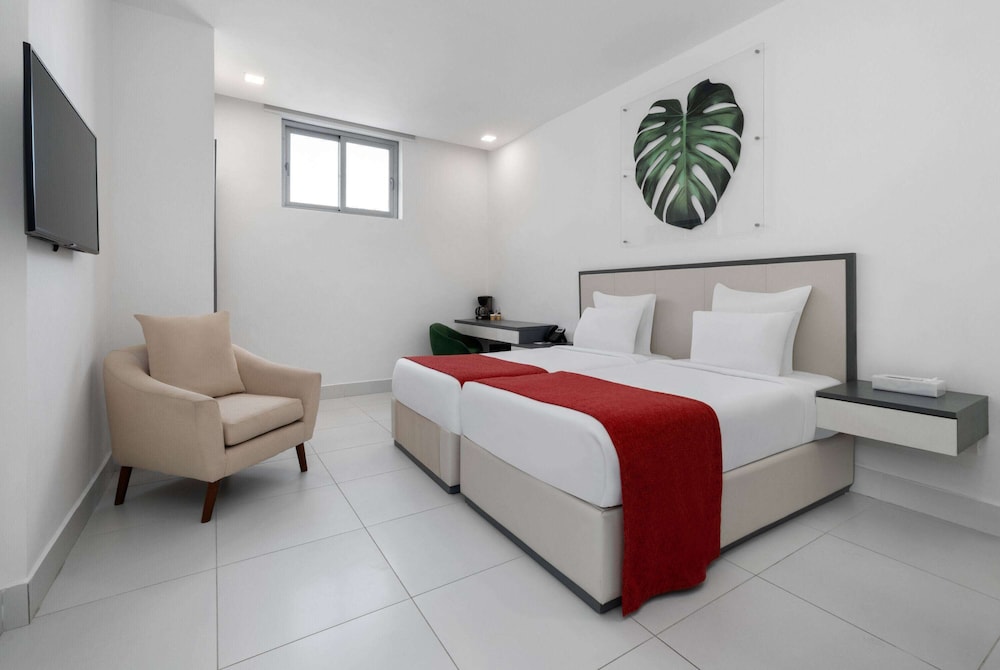 BRIGHT, 2 QUEEN BEDS