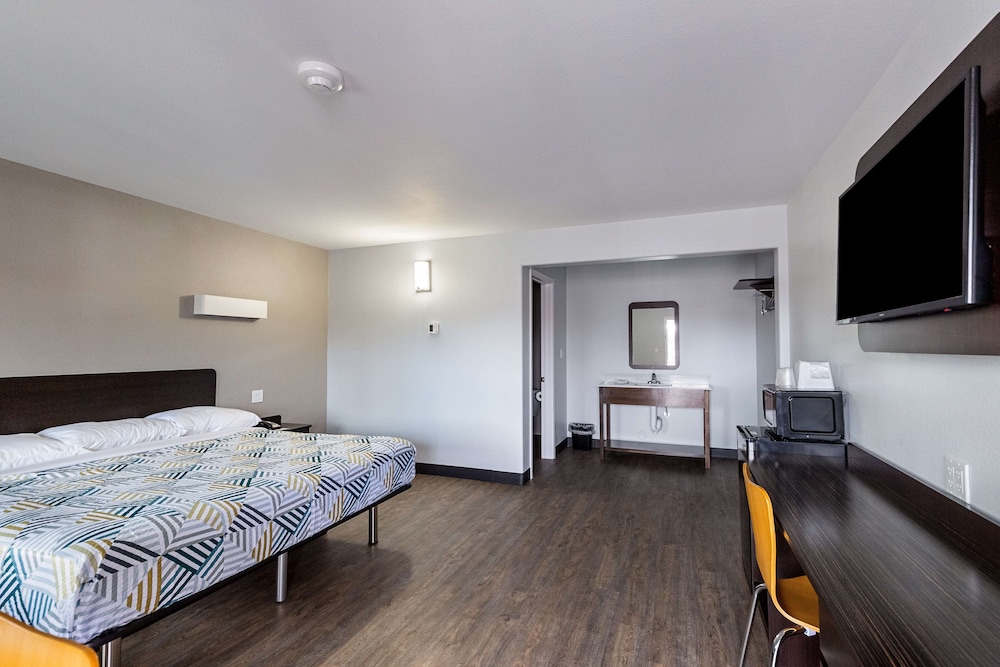 Motel6 Show Low, AZ 8/33