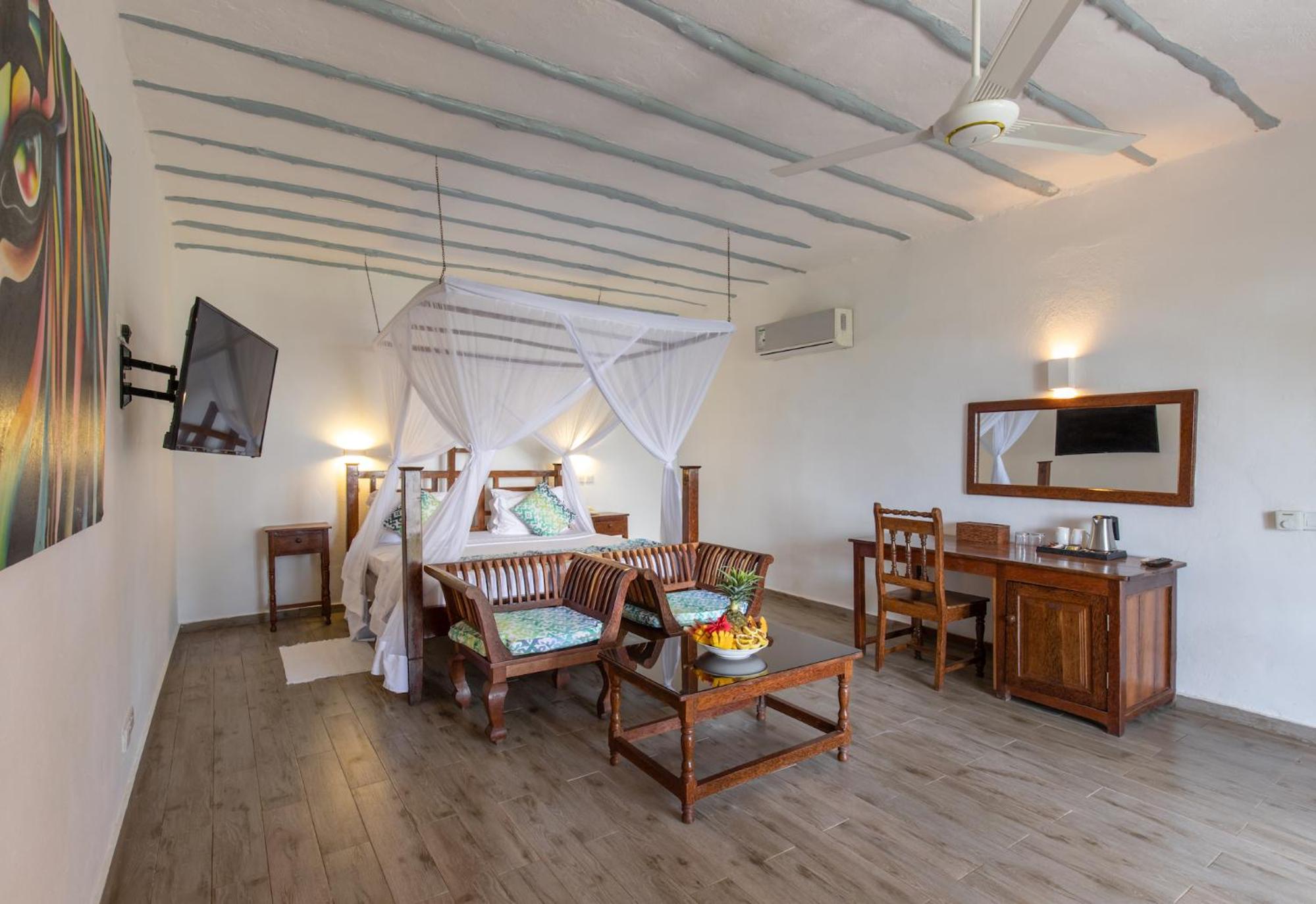 Superior, Double Bed, Lateral Side Sea View, Hot Tub