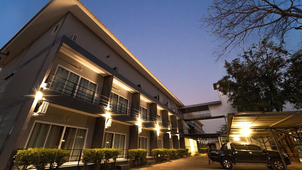 B2 Nakhon Sawan Boutique & Budget Hotel 2/18