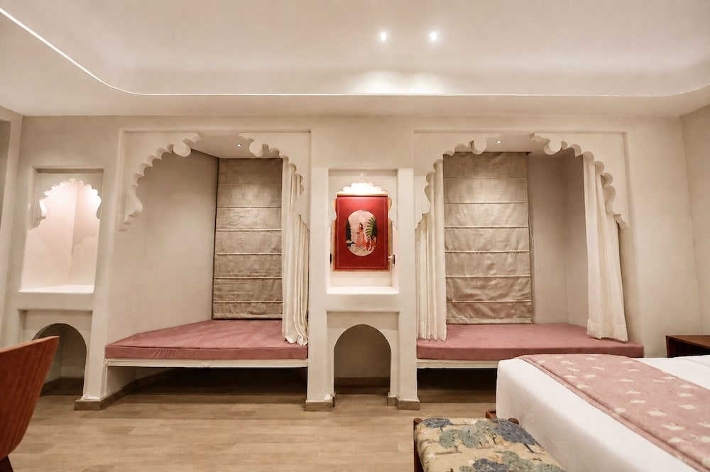 HOTEL POONAM HAVELI 25/50
