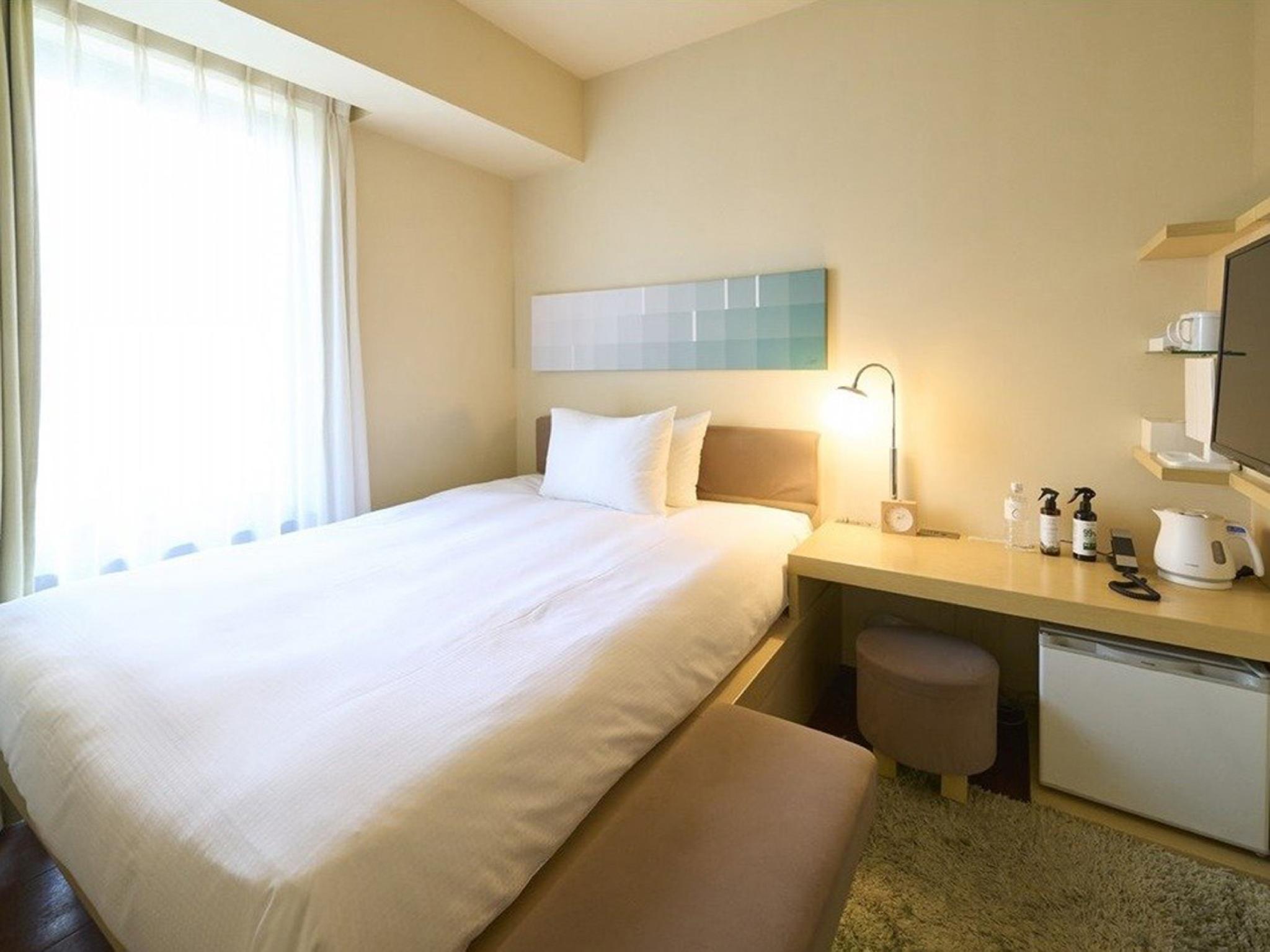 ROOM, SINGLE