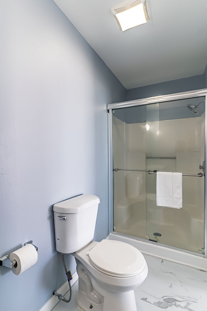 Boardwalk Hotel Charlee Beach House Rentals 48/50