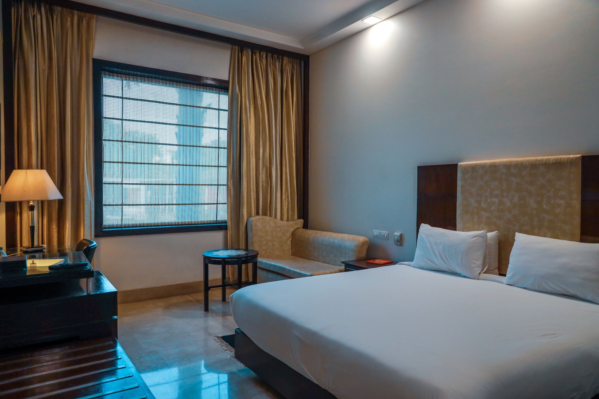 DELUXE, KING BED