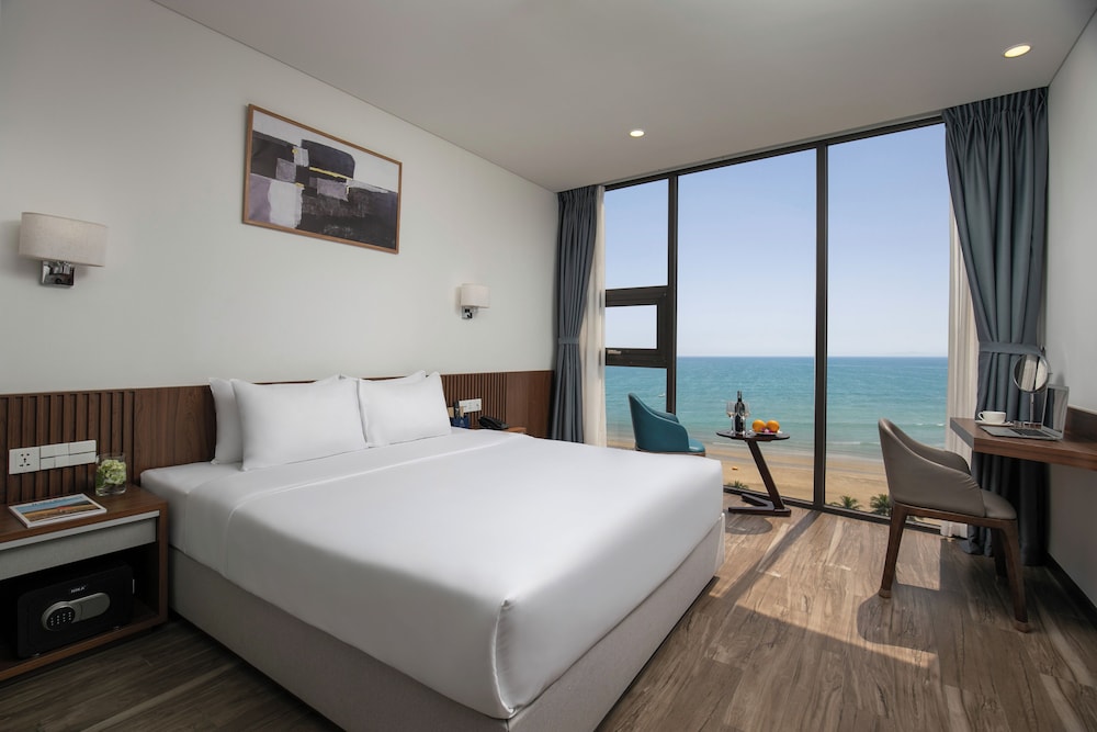 Mangata Beachfront Hotel 12/46
