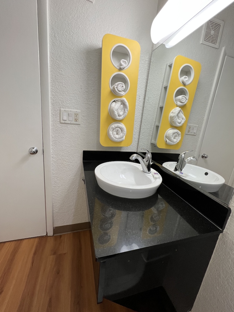 غرفة قياسية بسريرين مزدوجين للمدخنين، Motel6 Longview, TX 5/6