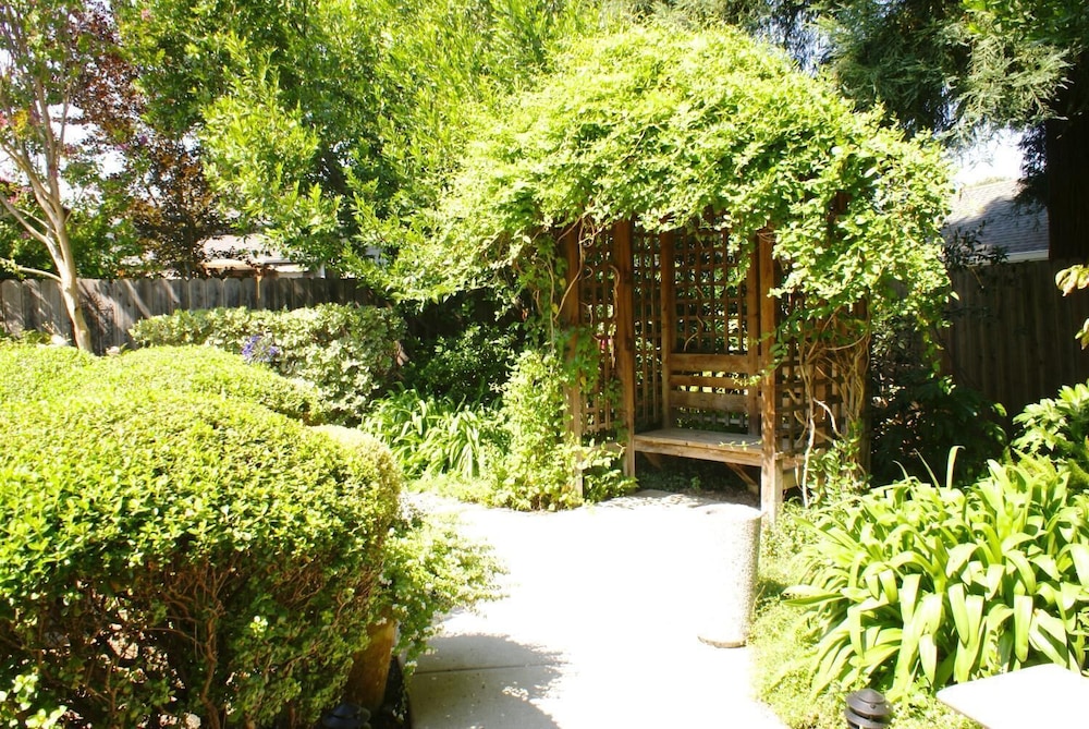 Elm House Inn 5/48