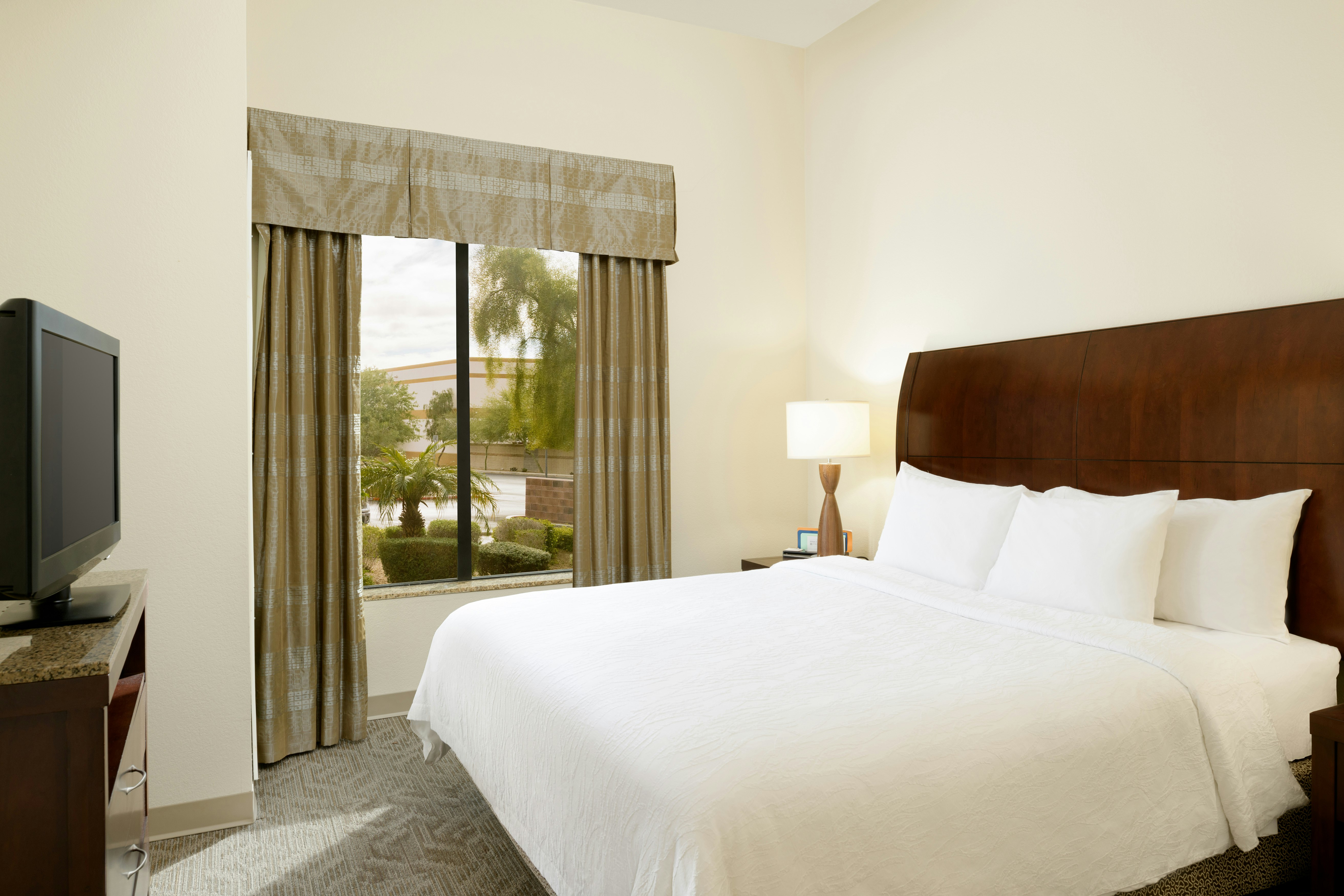 JUNIOR SUITE, KING BED