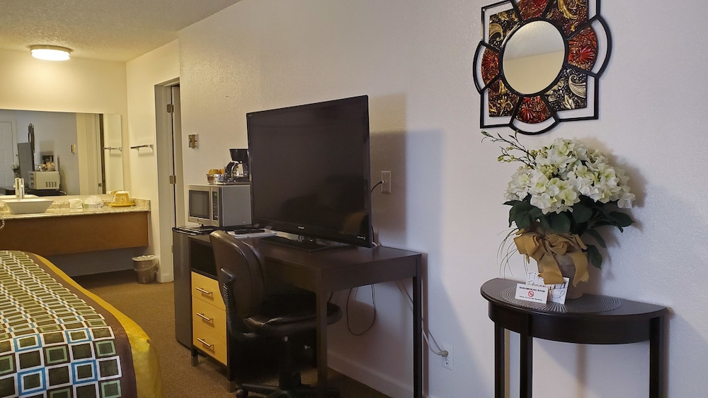 Motel West 34/44