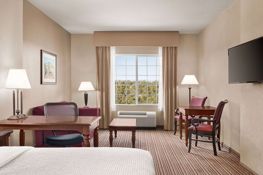 La Quinta Inn & Suites by Wyndham Trinidad 42/61