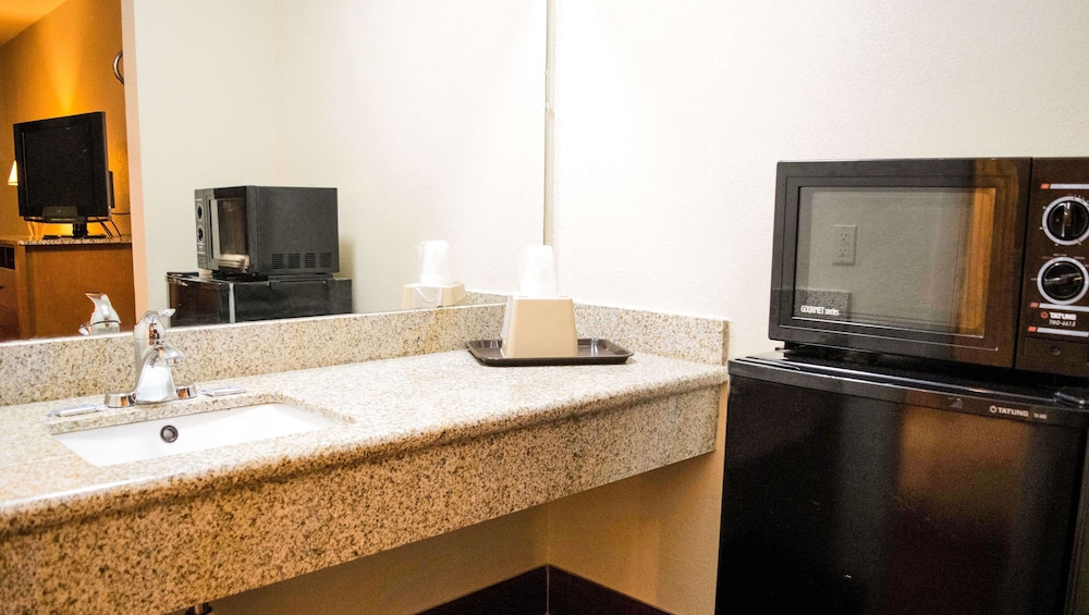 EXPRESS INN NEWPORT NEWS 46/59