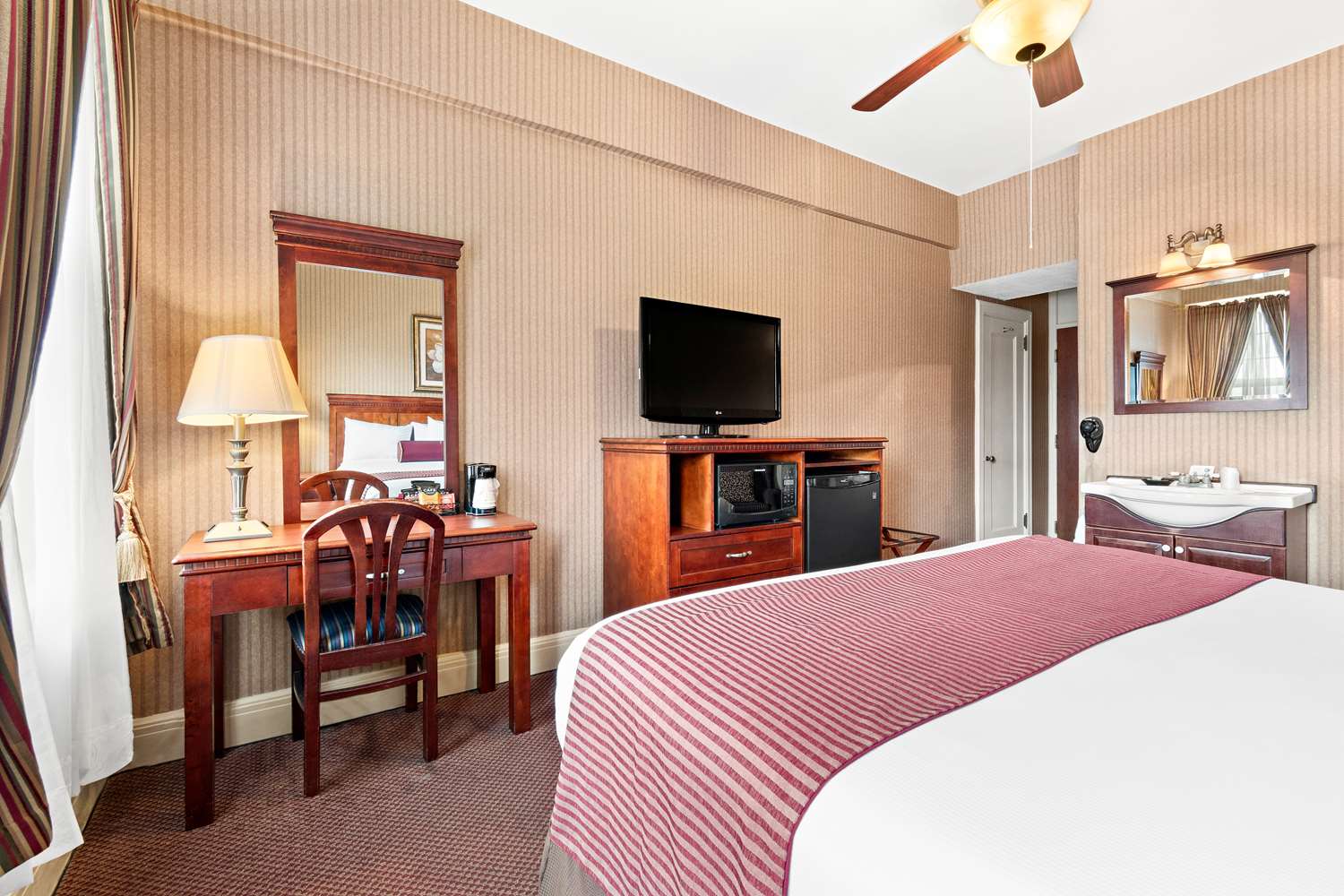 جناح بسرير كينج مع أريكة بمنطقة جلوس، Genetti Hotel SureStay Collection By Best Western 4/5