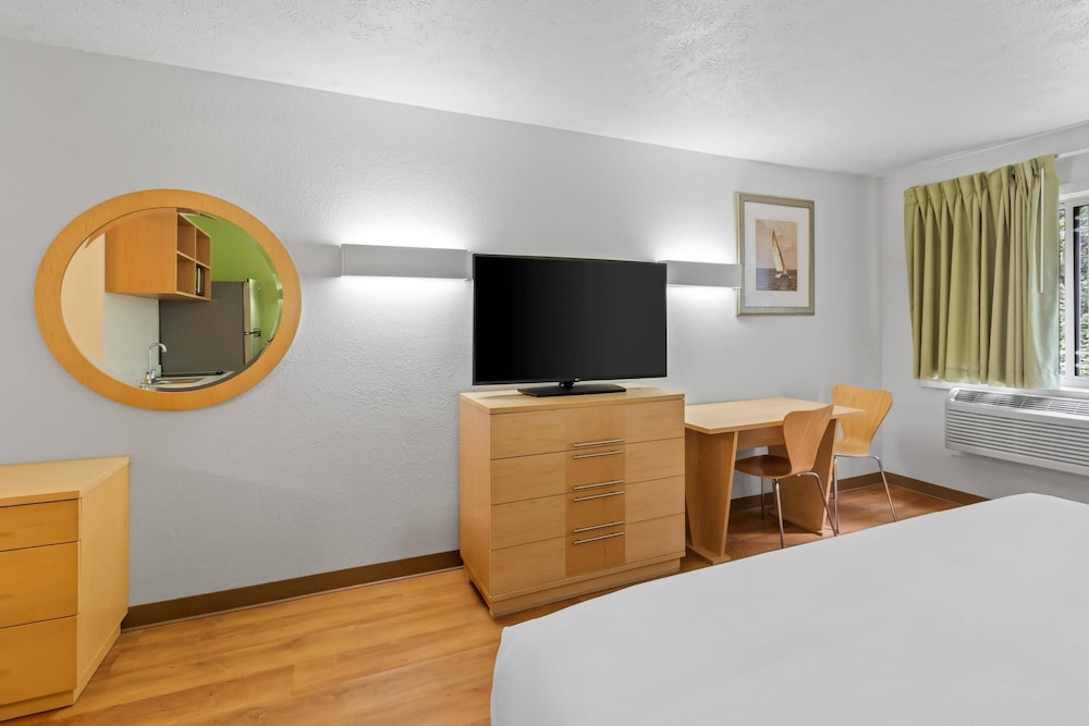 Suburban Studios Coraopolis, PA 16/42