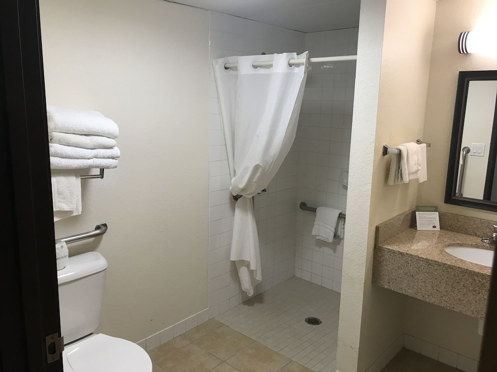 Americinn By Wyndham West Bend 8/40