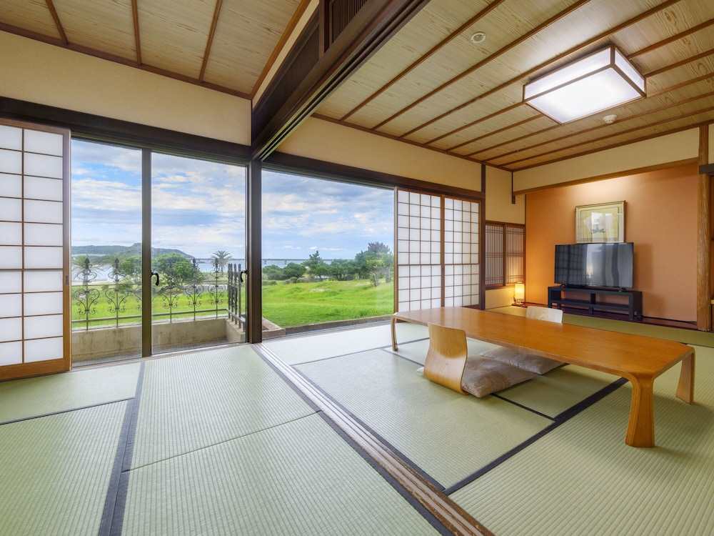 Japanese, Scenic, Family, 9 Futon Beds, Ocean View, Large