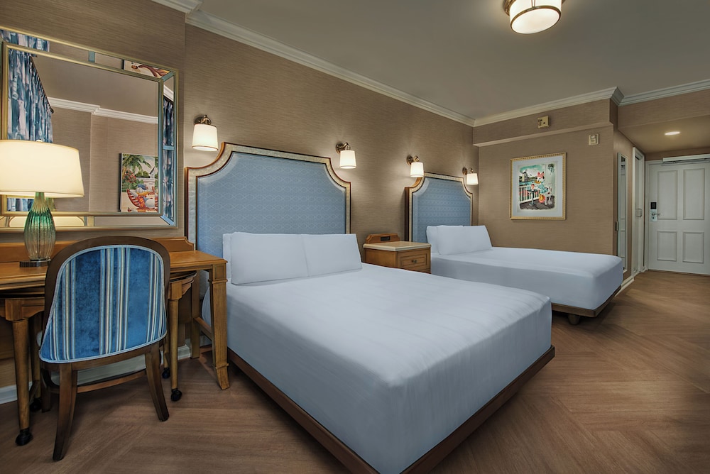ROOM, 2 QUEEN BEDS, RESORT VIEW, SOFA, CLUB FLOOR, ACCESSIBLE