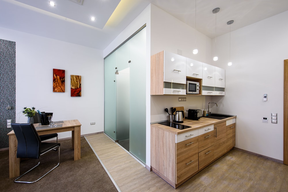 Karoly Corner Residences 8/50