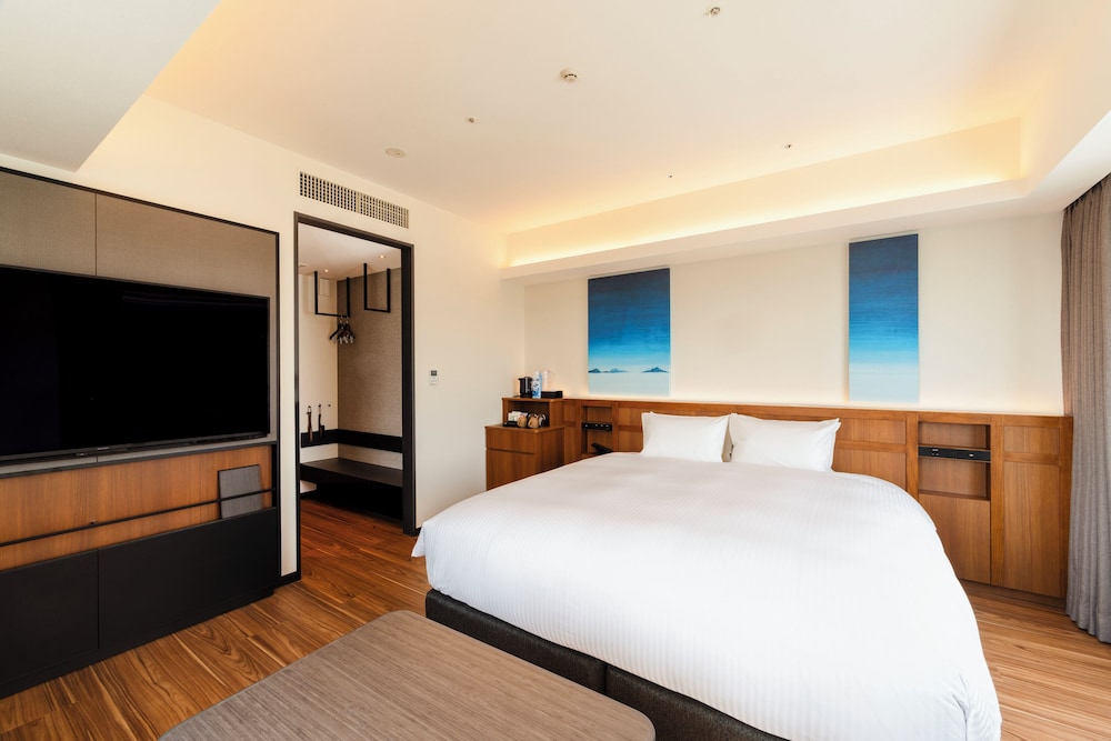 Room, King Bed, South Wing, High Floor, Corner