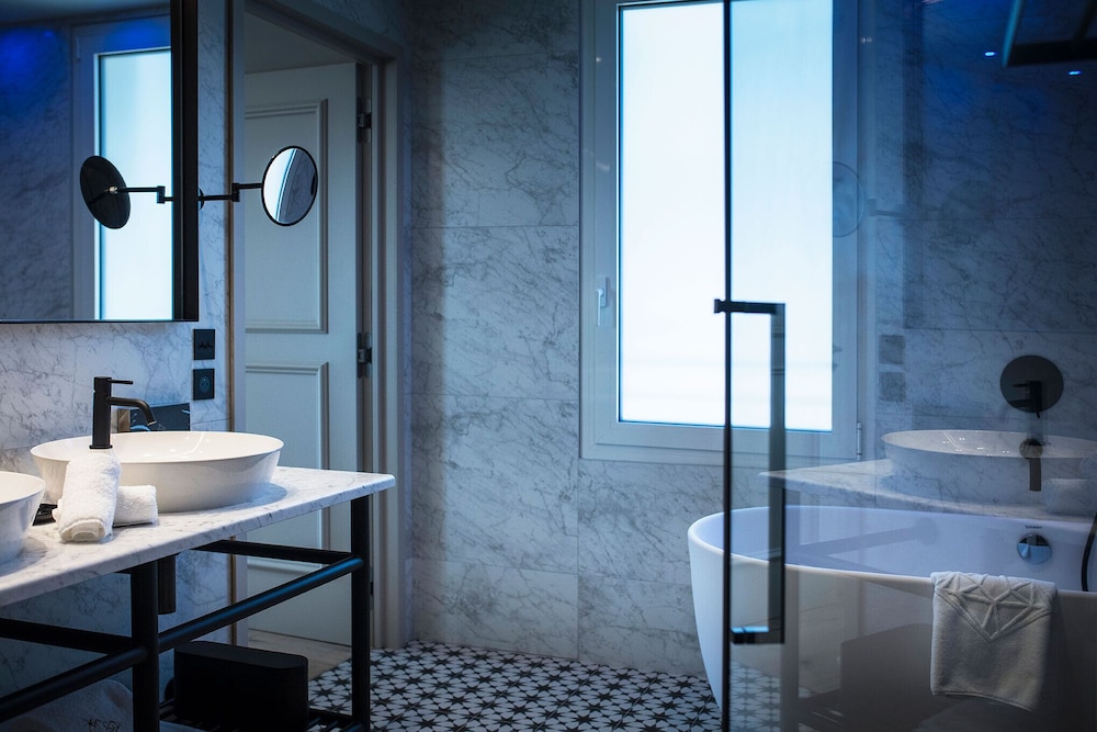 L Incomparable Hotel 62/64