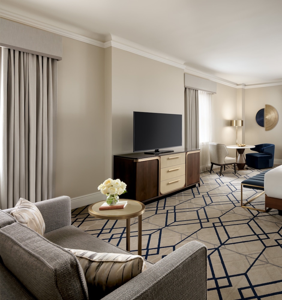 Fairmont Hotel Macdonald 44/62