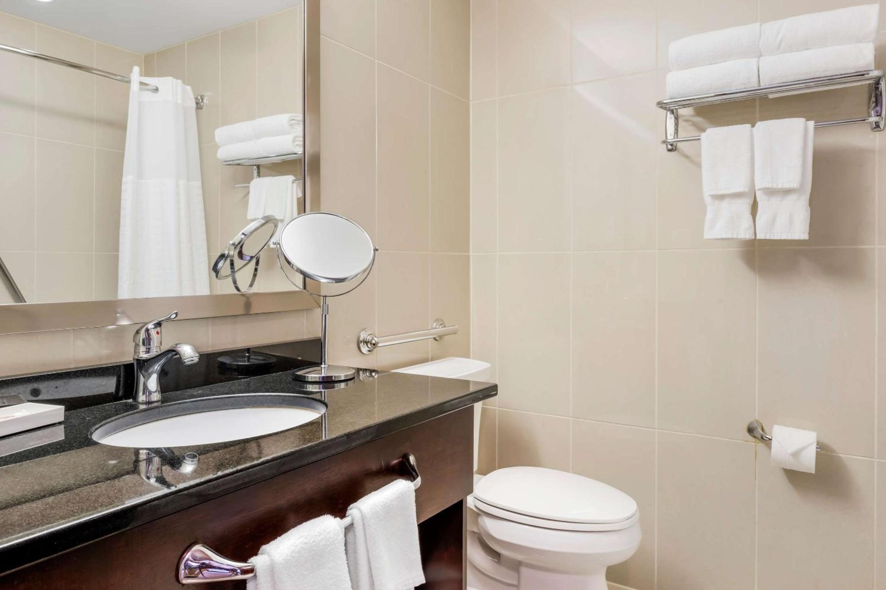 غرفة بسرير كينج وسريرين كوين، Comfort Hotel Bayers Lake 8/8