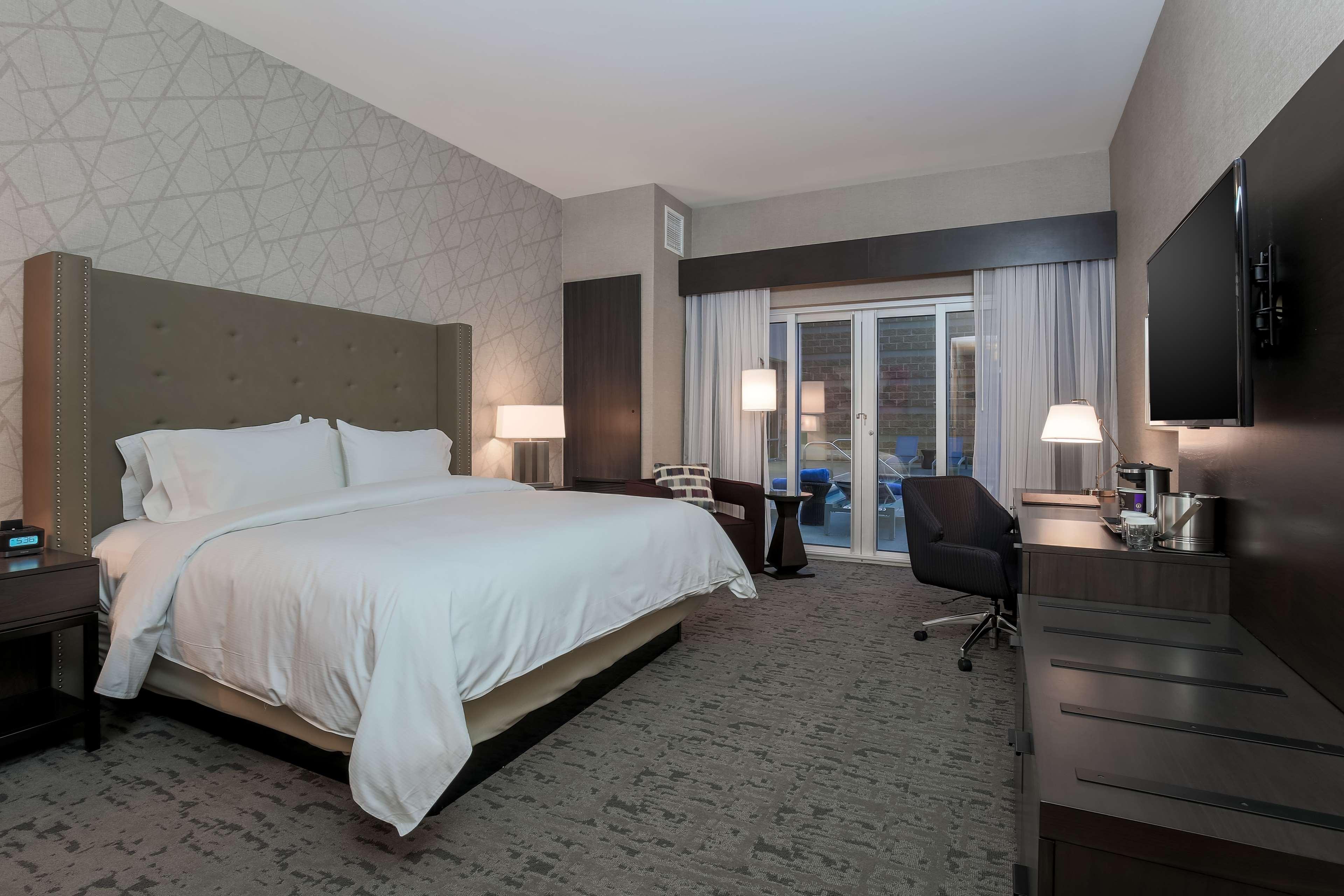 Room, King Bed, Pool View, Patio, Pool Deck