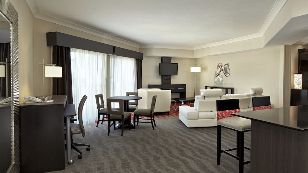 Holiday Inn Express and Suites Naples Downtown 44/64