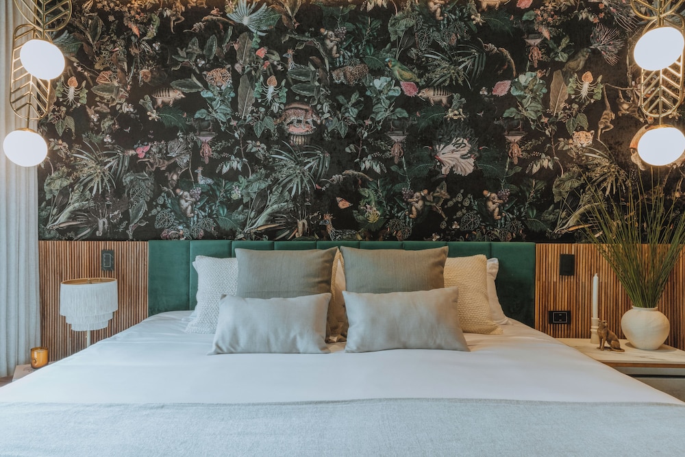 PREMIUM, KING BED, JETTED TUB, TERRACE