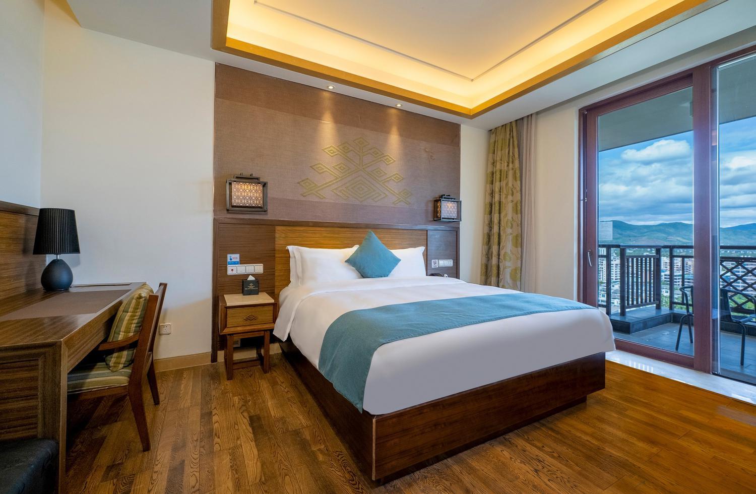 Sunshine, Family, Suite, Queen Bed, Sofa, Balcony