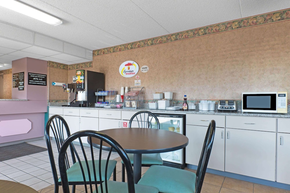 Super 8 by Wyndham Wapakoneta 15/18