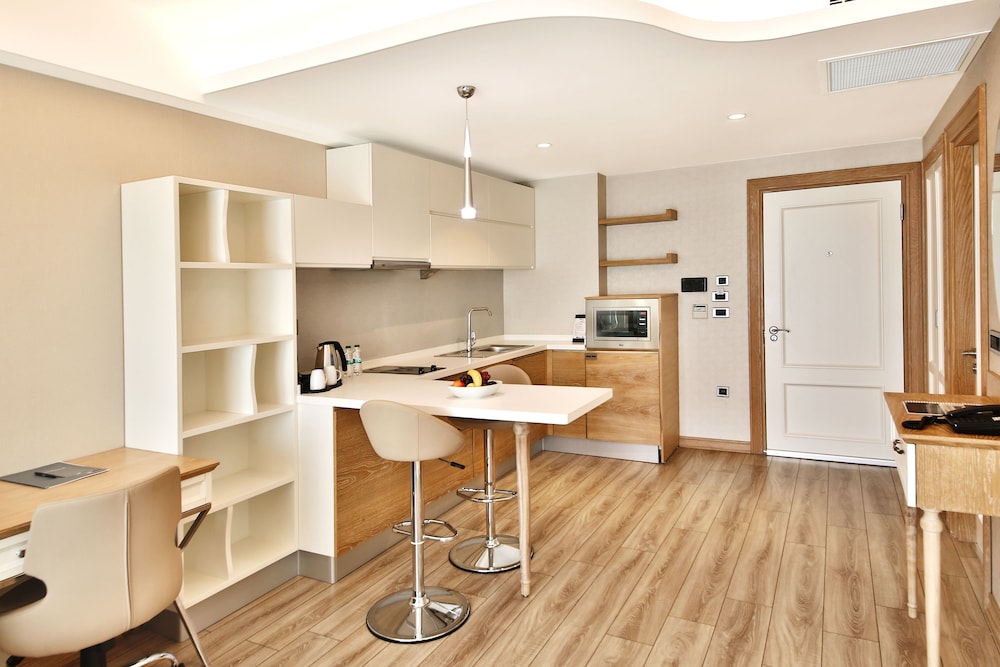 Bof Hotels Ceo Suites 65/73
