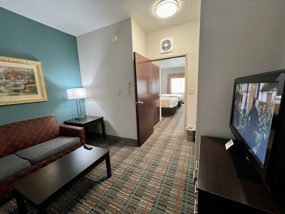 Quality Inn and Suites Near University 28/39