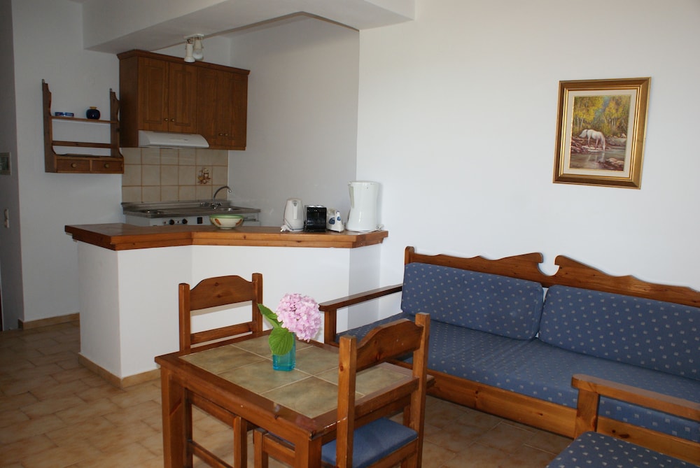 SUNNY SUITES 38/51