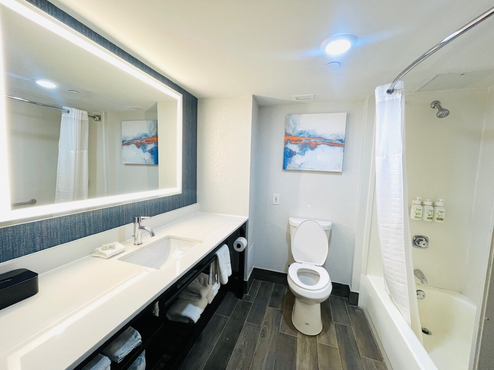 غرفة بسريرين مزدوجين لذوي الإعاقة، La Quinta Inn & Suites by Wyndham Birmingham Homewood 3/5