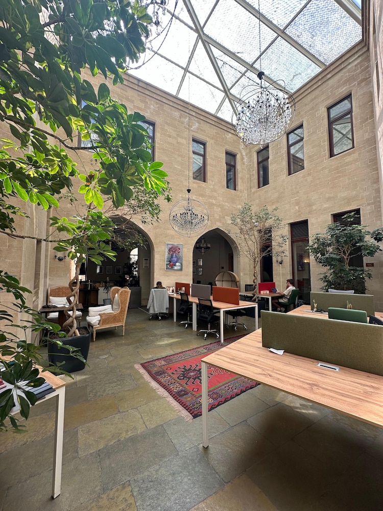 Shirvanshah Hotel 67/70