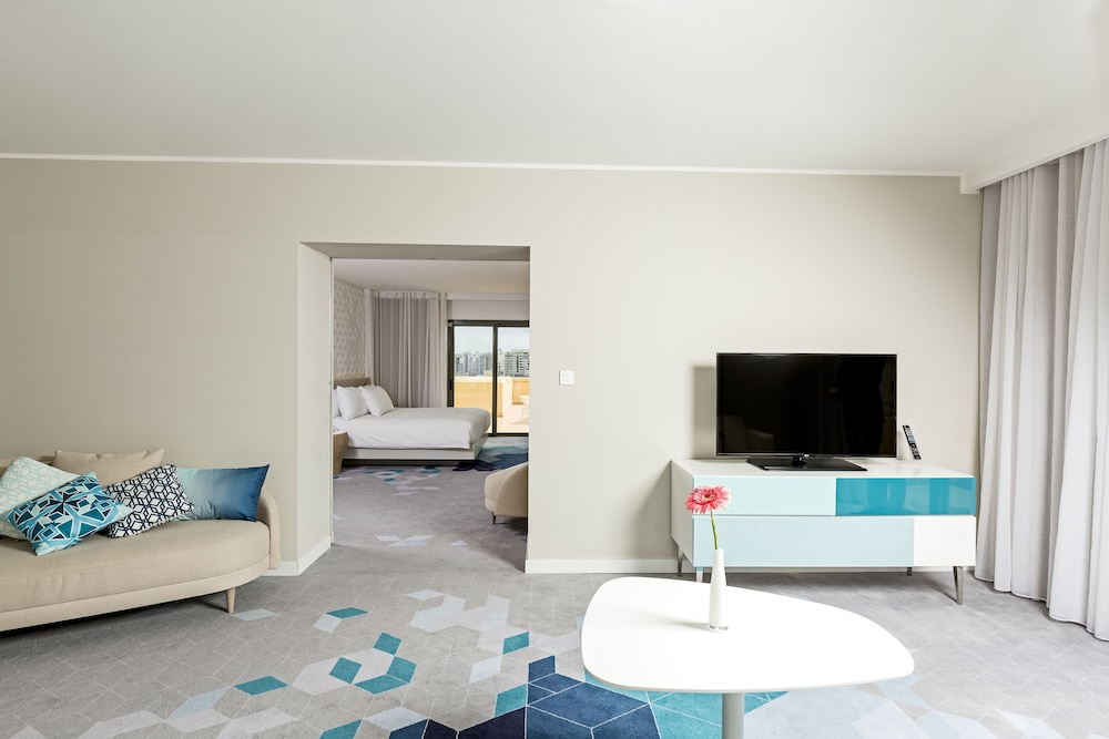 HILTON MALTA 76/100
