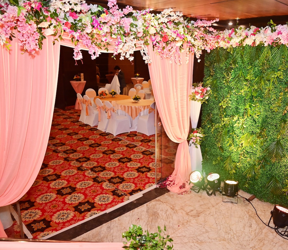 DS Clarks Inn Gurgaon 39/42