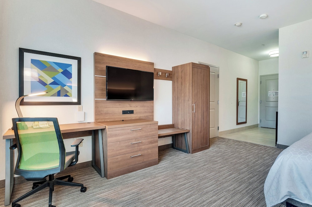 Standard, King Bed, Extra Floor Space، Holiday Inn Express Hotel Suites Banning 3/7