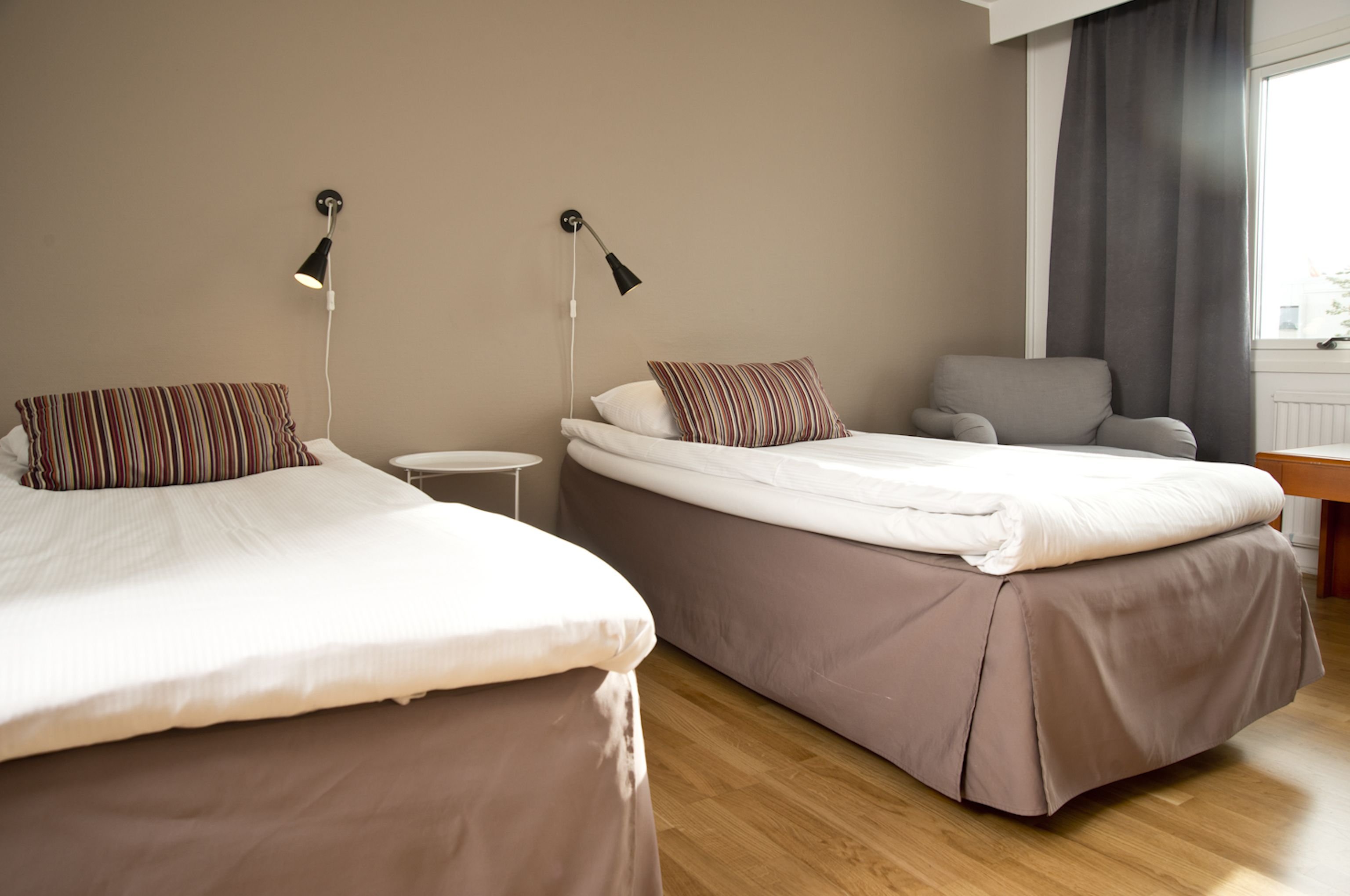 Apple Hotel 12/44