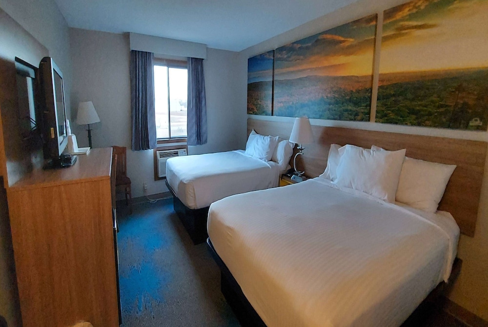 Room, 2 Queen Beds, Pet Friendly, Days Inn by Wyndham Willmar 3/9
