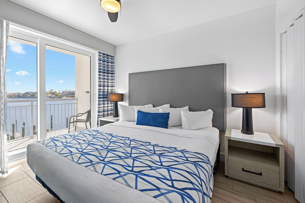 2 Bedrooms, Suite, King and Queen Bed, Bay Front, 2 Bathrooms, Sofa