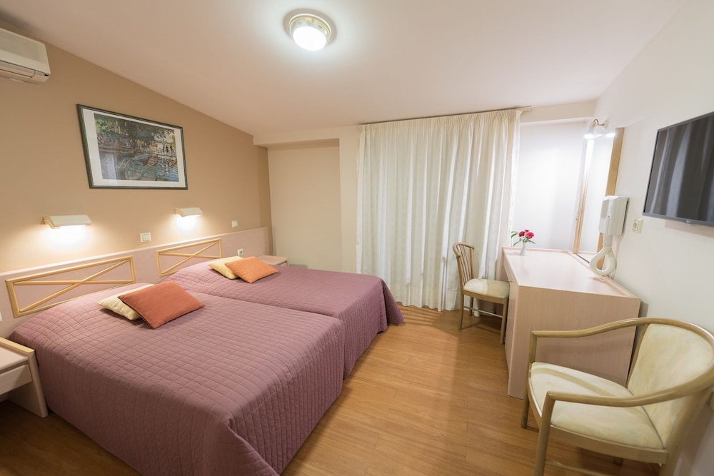 POSEIDON HOTEL 17/71