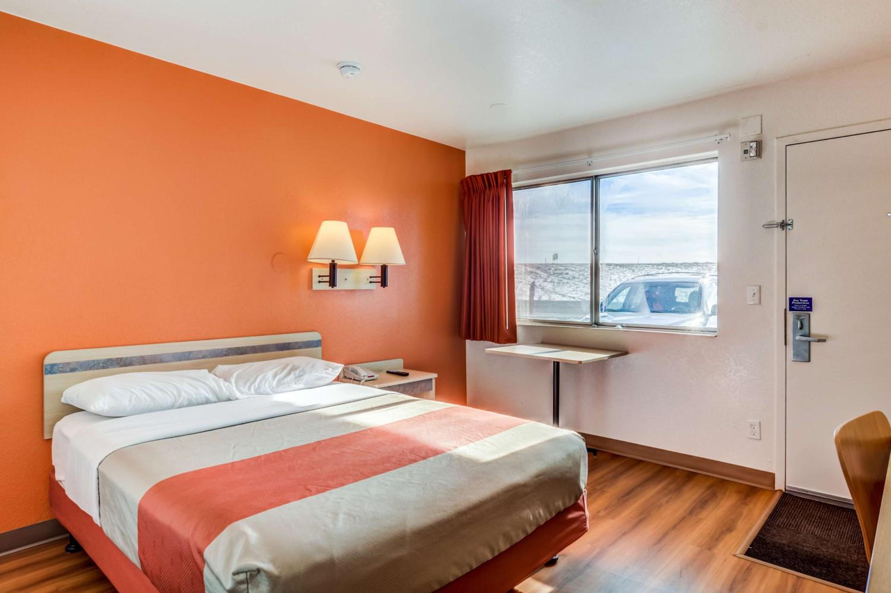 1 Queen Bed - Mob Acc RI Shwr Nsmk Micfridg