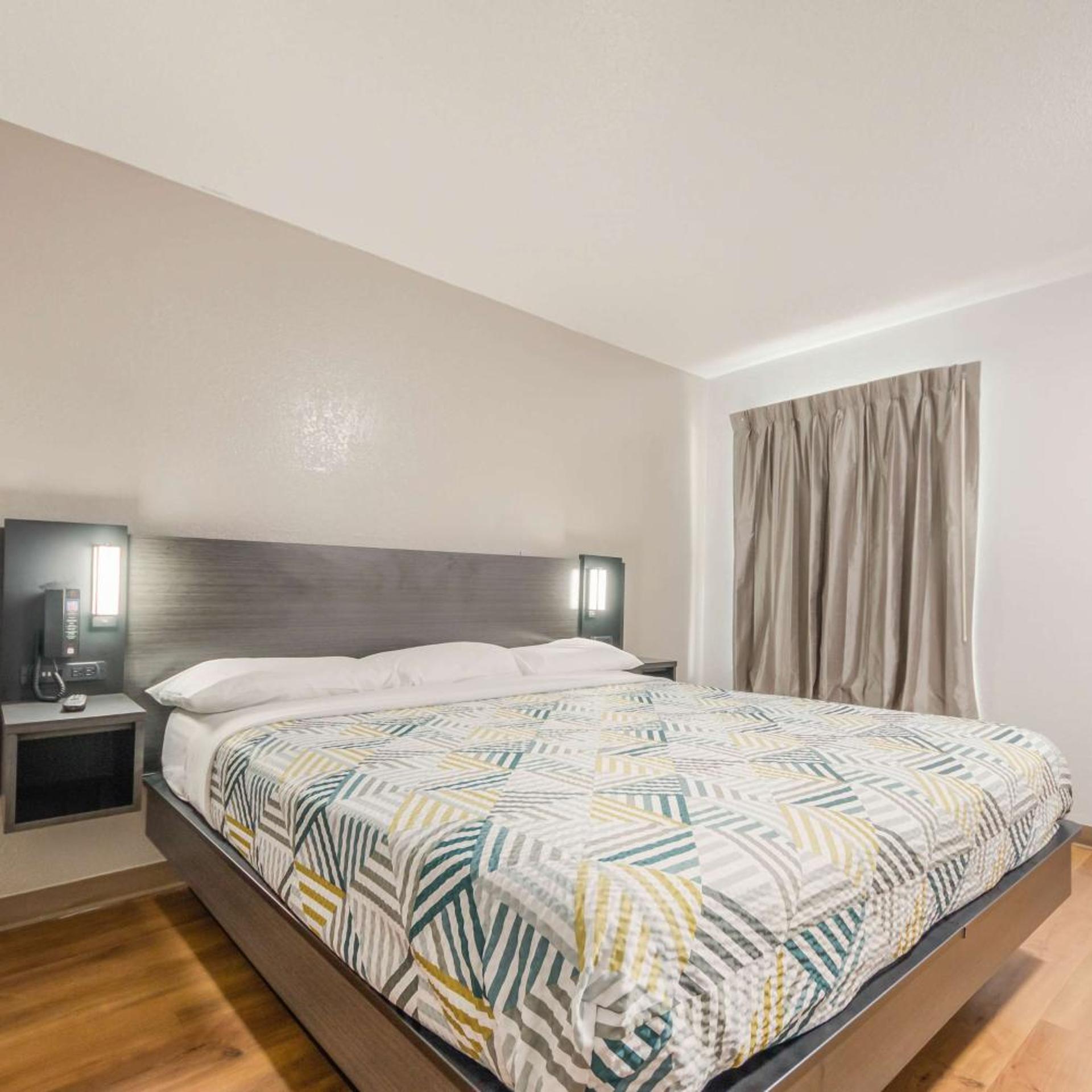 1 Full Bed ADA/RI Shower